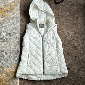 Indulge in the luxurious comfort of the Tek Gear white comforter, crafted from